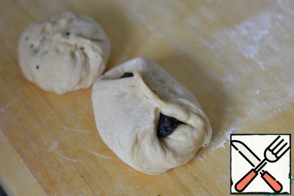 Form a tortilla from each piece of dough.
Put a teaspoon of any of the fillings in the middle.
Form the opposite sides, and then assemble the dough into a knot.