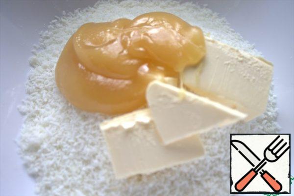 Add honey, for convenience, you can melt it for 1 minute in the microwave.
