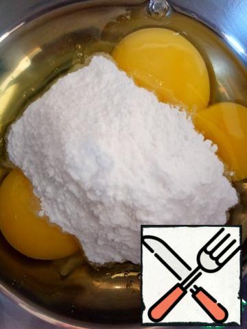 Combine the eggs with powdered sugar and beat with a blender at low speed.