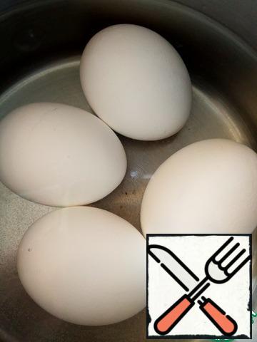 While the dough in the refrigerator prepare the filling. 4 eggs boil soft-boiled and put in cold water.