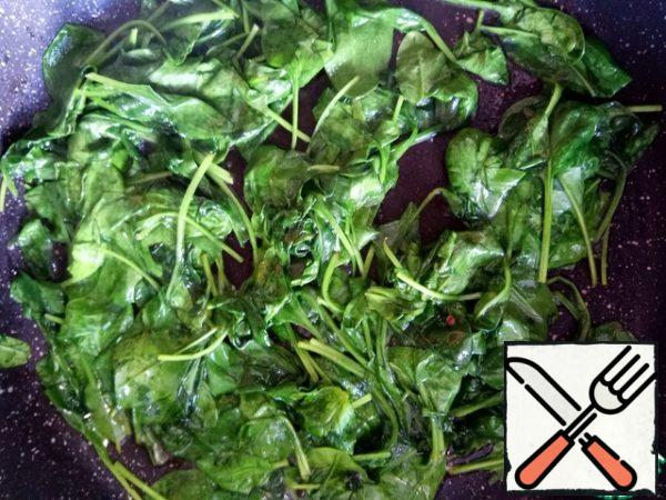 Next, put out the spinach in a frying pan with cilantro in butter. (all liquid should evaporate).
