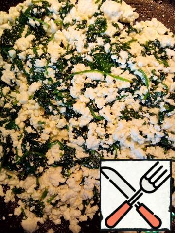 Add to spinach cottage cheese and a little salt and mix well.
