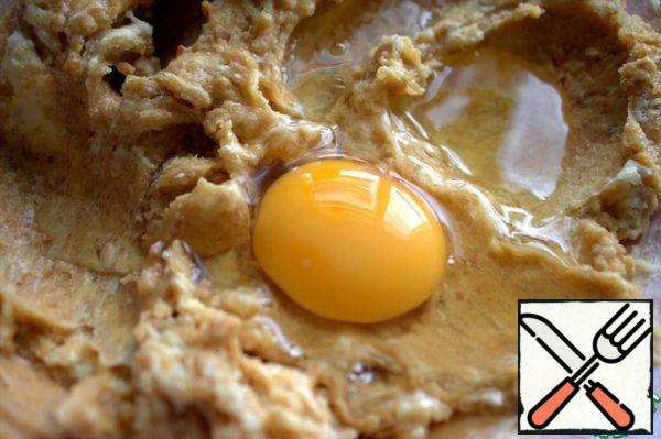 When everything is mixed, beat a large egg at room temperature.
