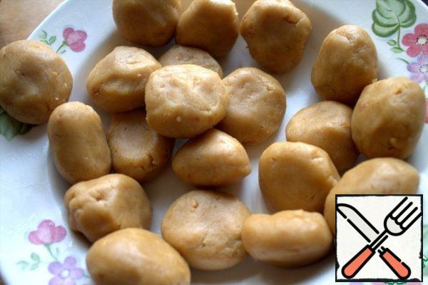 Pinch off a piece of dough and roll up the balls-blanks.
