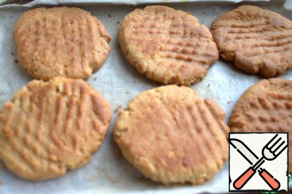 Bake for 10-15 minutes (depending on the thickness) at a temperature of 180 *. I baked in portions, and the first ones were bigger.

