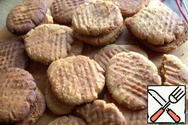 Transfer the finished cookies to cool on the board, as it is very tiny. 26 pieces turn out to be medium-sized.