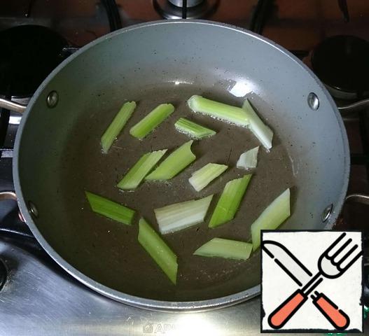Put the pan on the fire, pour a little sunflower oil and start frying celery.