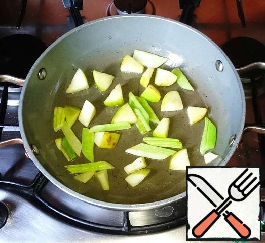 When the celery a little clutch, add the apples. Fry the vegetables, stirring occasionally, until the apples are caramelized. The apples are slightly browned.