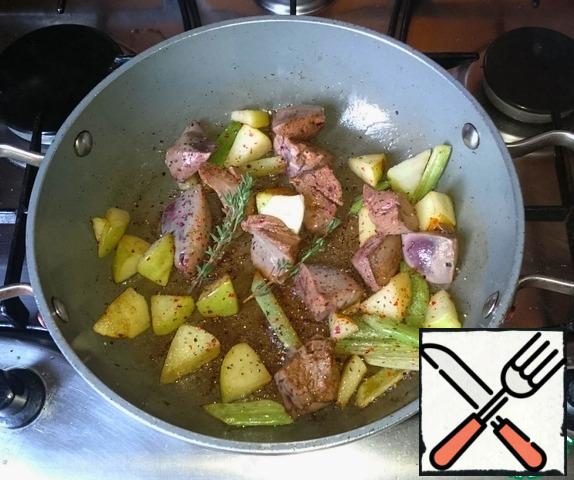 When the liver is slightly fried (white) - salt, pepper, add a couple of sprigs of rosemary and a piece of butter. All mix well and bring the liver to readiness. Check the readiness of the liver is very simple. Spatula break any piece of liver. There is no blood - the liver is ready. Do not dry.
