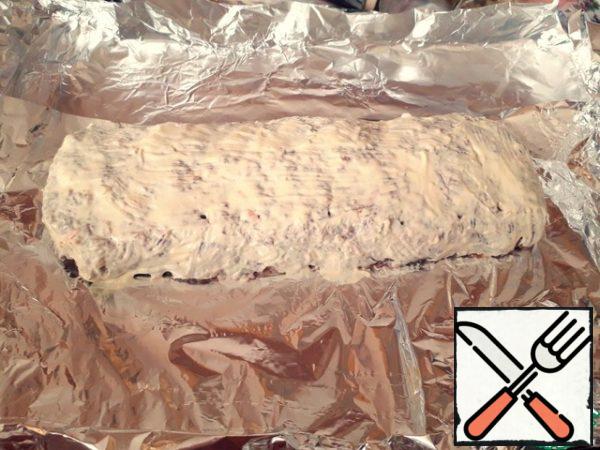 Carefully lubricate the roll with mayonnaise on all sides. The amount of mayonnaise depends on the size of your roll.
