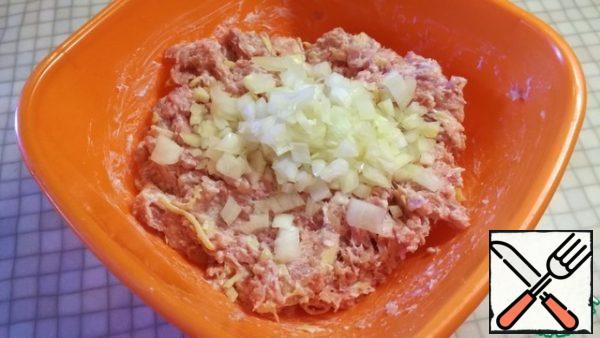 Onions clean and cut into small cubes. Add to the mince, mix well.
