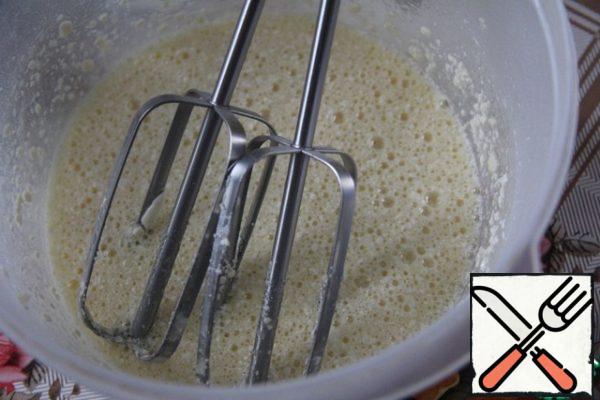 Beat the eggs with powdered sugar and softened margarine. Mix yogurt with vanilla and vegetable oil. Mix the sifted flour with baking powder, semolina and salt. Mix the creamy kefir and egg mixture. Mix it.
Add the dry ingredients to the melted mass. Mix well. Divide into 2 parts. Add cocoa to one and mix.
