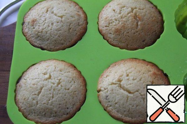 Bake at 180-200 degrees for about 30 minutes (until the toothpick dries).
Cool the finished cakes. Meanwhile, prepare the cherry sauce.
