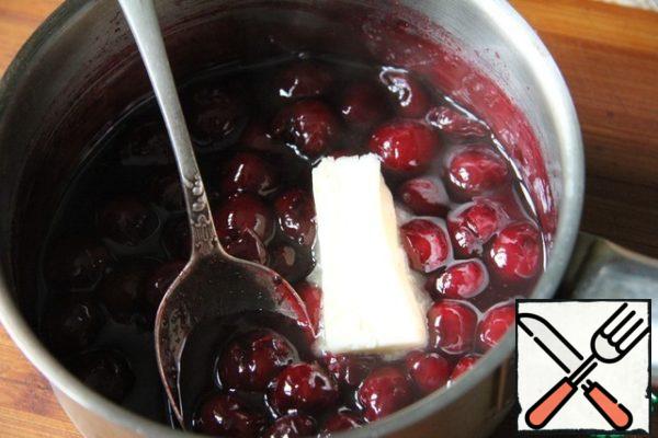 Mix the cherries with sugar, spices and water. Put on medium heat, bring to a boil and boil. Pour a little syrup into another bowl, cool and mix with starch. Pour the starch solution into the bulk. Prepare the "jelly". Add high-quality butter. To interfere. Cool.
