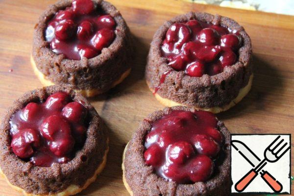 Pour the cooled cakes with cherry sauce. Use a cake mold with a recess or make it yourself by removing some crumbs.
