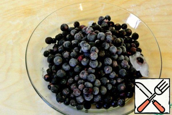 For mousse, take frozen or fresh black currants.
