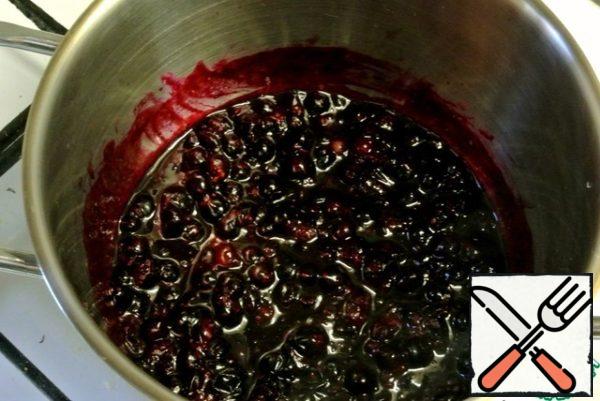Put the berries in a saucepan and heat without bringing to a boil. Remove from the heat.
