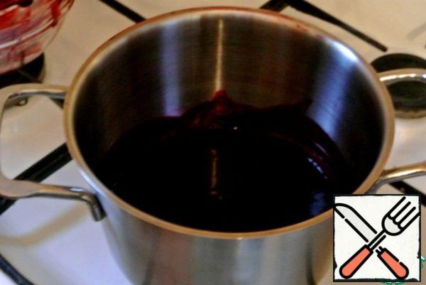 Return the puree to the pan, add sugar. Stirring constantly, bring the sauce to a boil. Remove from the heat.
