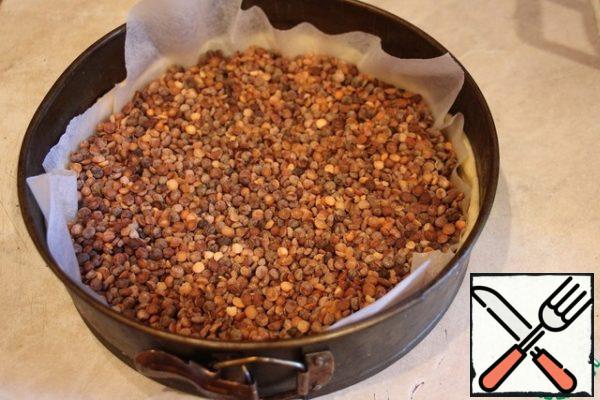 Preheat the oven to 180 degrees,
cover the dough with baking paper, pour the peas over the paper and bake for 15 minutes, remove the paper and bake for another 10 minutes.

