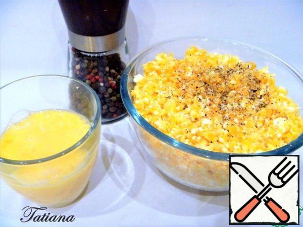 Dense (coarse) crumble the cheese into a bowl, add the chopped pumpkin, chopped cheese, sprinkle with salt and pepper. Stir the raw eggs in a cup, pour into the curd mixture (leave a little egg melange to lubricate the top of the cake). Boiled eggs are used in the filling of the pie (I have Easter krashenki in my recipe), which must be peeled from the shell.
