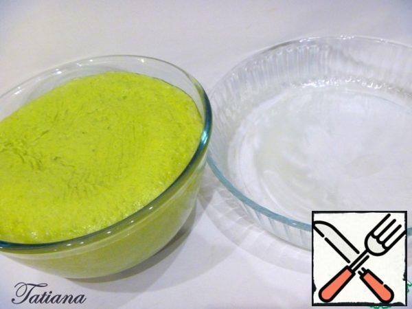 Over time, the dough will "grow up" well. Grease the baking dish (d = 24 cm, h = 5 cm) with oil.
