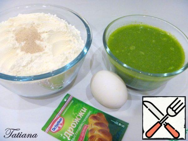 In warm milk, mix butter + sugar + salt + spinach puree. Pour flour mixed with dry yeast into the resulting mixture.
You can knead the dough both manually and in a bread maker (I am satisfied with the second option, quickly-efficiently-conveniently).
