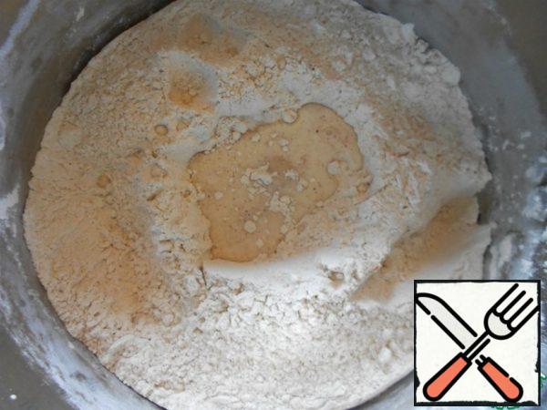 Make a recess in the center. Pour in the crumbled yeast, pour in 3 tablespoons of warm milk. And put it in a warm place for 20 minutes.
