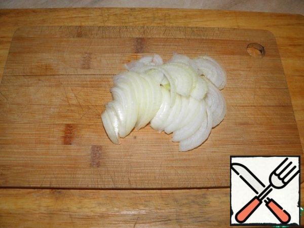Cut the onion into thin half rings or quarter rings (depending on the size of the onion)
