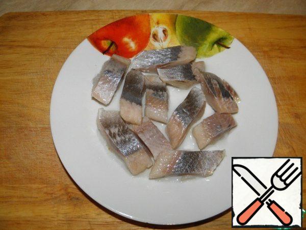 Cut the herring fillet into cubes (slices) I have shards that were)

