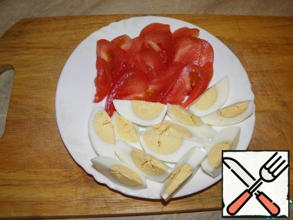 Boiled eggs and fresh tomatoes cut into thin slices
