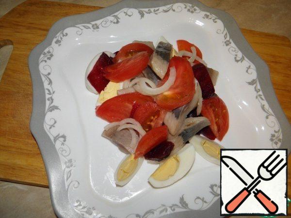 Put the salad on a plate
