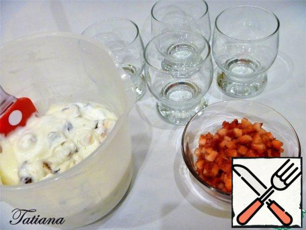 Cut a few strawberries into thin slices, cut the remaining strawberries into small pieces. In high glasses (4 pieces of 200 ml each), put layers of sour cream with cookies and sliced strawberries. Decorate the dessert with strawberry plates on top.
