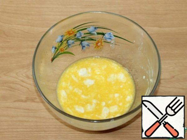 Melt butter and add milk, salt, sugar and egg beaten with a fork.
