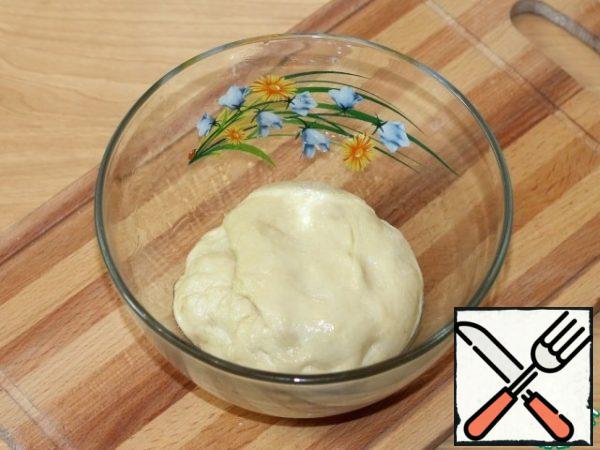 Put the dough in a greased with vegetable oil (0.5 tbsp. l.) bowl. Cover the bowl with a film and put it in a warm place so that the dough rises 2.5 times.
