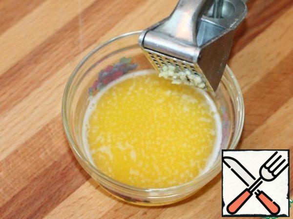 Prepare garlic oil. Add the squeezed garlic to the melted butter (40 g) and mix.
