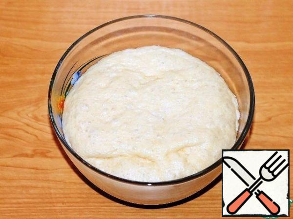 Knead the dough abenaim. Cover the baking sheet with baking paper or, like me, with a silicone mat, do not lubricate with oil.
