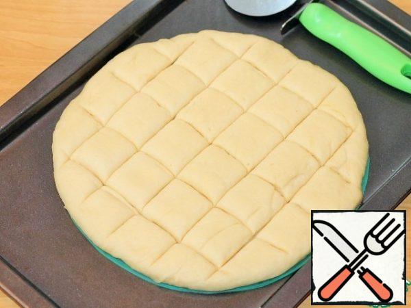 Then cut the strips horizontally. Cover the dough with a film or a transparent bag so that it does not crack, and leave for 20 minutes.
