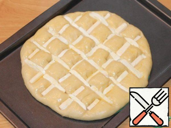 Let the dough dissolve a little, keep warm for 20 minutes and bake the cake at t 180 C until golden brown (30 minutes).
