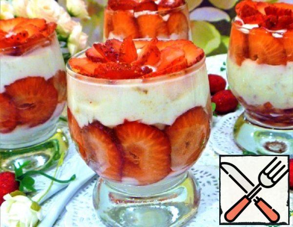 Sour Cream Dessert with Strawberries and Cookies Recipe
