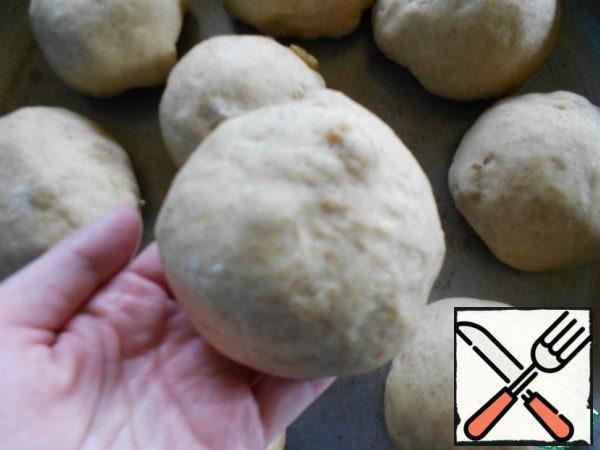 Divide the dough into flat pieces and form small round buns.
Place on a greased baking sheet and bake in a preheated 180 degree oven for about 30 minutes until golden brown.
