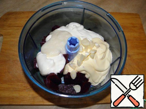 Put boiled beets, garlic, horseradish, sour cream, mayonnaise in a blender bowl.