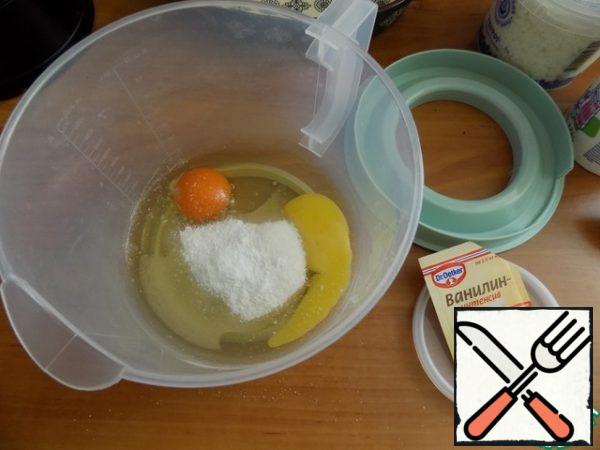 Beat the eggs with sugar and vanilla.
