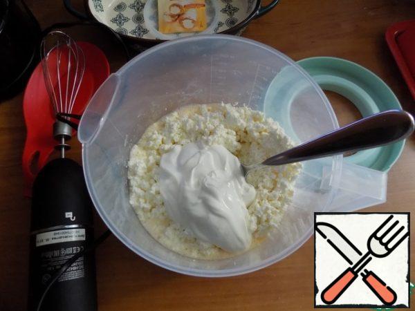 Spread the eggs with cottage cheese, sour cream. Whisk again.
