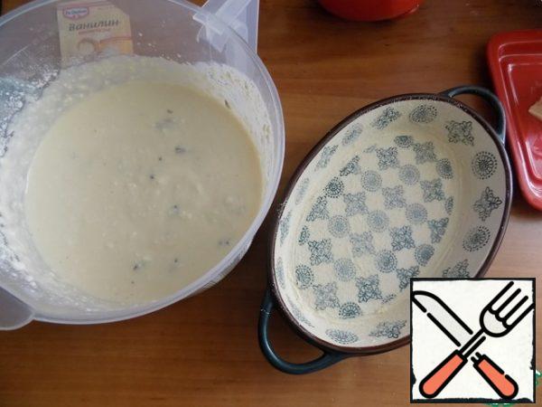 Add to the mixture and mix evenly with a spoon. The mold should be greased with a piece of butter and sprinkled with white breadcrumbs. I didn't have any, and I used semolina.
