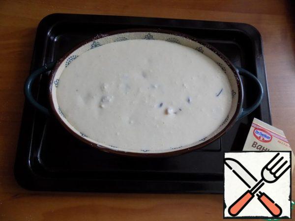 The cheese mixture is spread into a mold. Do not spread it on top, the casserole will rise during cooking and we will have to give an oatmeal cap. Place in the oven at t-180 C for 20-25 minutes.
