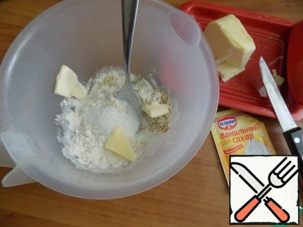 While the casserole is in the oven, prepare an oatmeal cap. Grind flour, oat flakes, vanilla sugar and butter into crumbs. I did it with my own hands.
