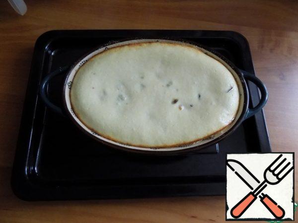 Remove the casserole from the oven. So, here we cook it in 20 minutes.
