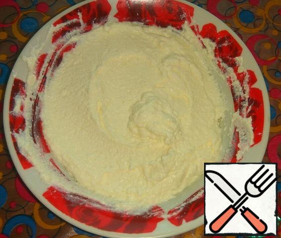 Cheese wipe through a sieve.
Add sugar, vanilla sugar and sour cream. Stir well.