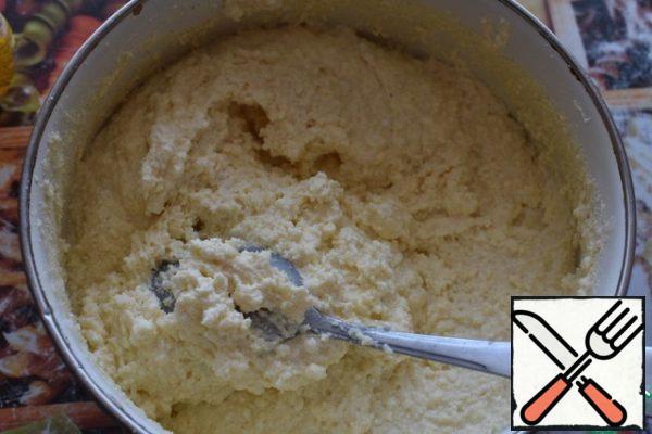 Immediately start making the filling. Mix cottage cheese, vanilla sugar, sour cream, egg and condensed milk. Gradually pour in semolina. This may require more or less. Pour 200 g and let it swell for 30 minutes. If necessary, add 50 grams each time and leave it to swell. The filling should be quite thick.
