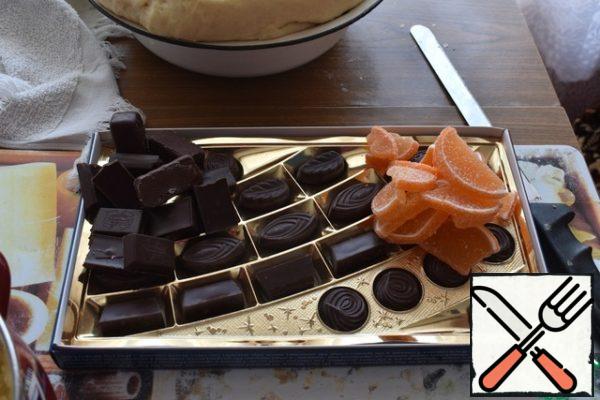 We are preparing a "surprise" for the filling. You can take chocolate (any), you can have chocolate candies. This is a great way to get rid of melted candies and chocolate candy boxes in the summer. Very good with chocolate and cream sorbet. You can add marmalade or raisins, candied fruits. For me, each pie is always individual. One is just with cottage cheese filling, chocolate is added to the other, chocolate with marmalade is added to the third, etc.
